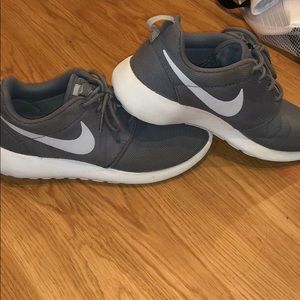 woman’s gray nike roshes
